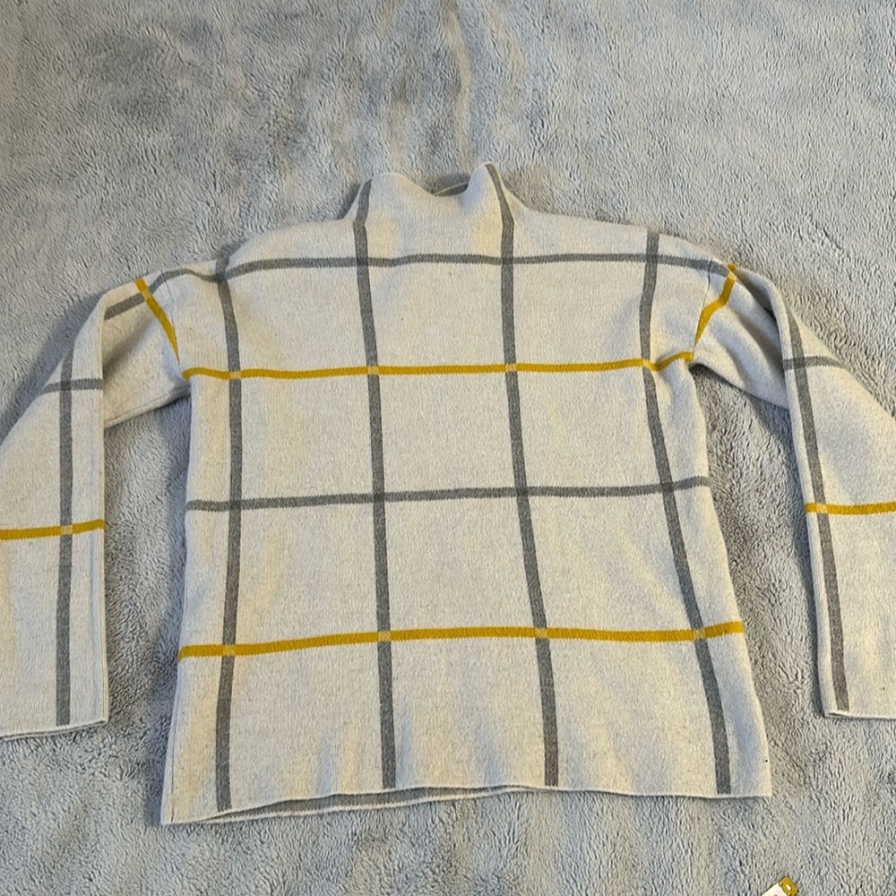 EUC Women’s Tahari Sweater size small